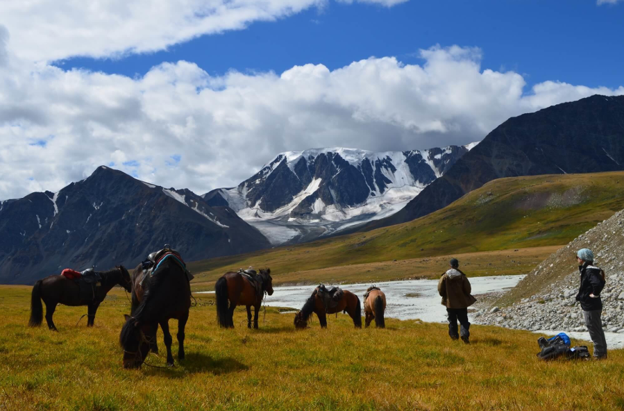<span> DAY 4 </span> Altai Tavan Bogd horse trek and Potanian's Glacier