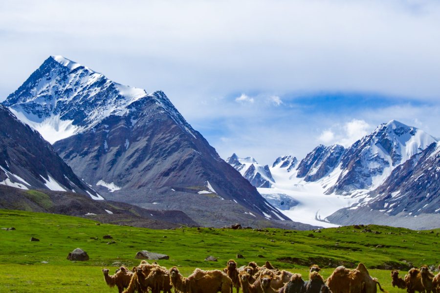 THE ALTAI MOUNTAIN RANGE AND THE EAGLE HUNTERS