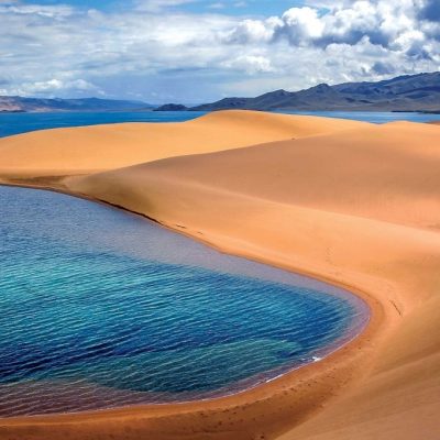 Ulaagchnii Khar Lake